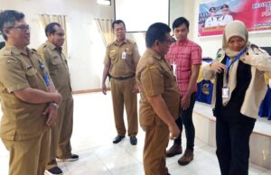 Ket foto : Bupati Barito Utara, H Nadalsyah didampingi Wakil Bupati, Sugianto Panala Putra dan Asisten Sekda Yaser Arapat menyerahkan dokumen pelaksanaan kegiatan APBD tahun anggaran 2022 kepada pimpinan dewan pada rapat paripurna DPRD, Selasa 27 Juni 2023.(foto: FK)