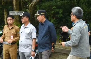 Bupati Barito Utara Tinjau Langsung Perbaikan Jembatan di Desa Pendreh Menuju Desa Lemo II