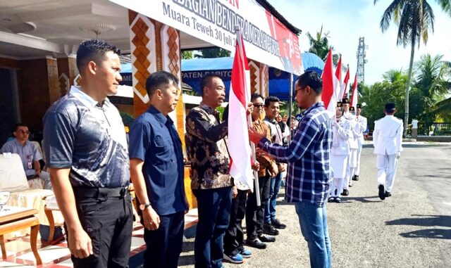 Pemkab Barito Utara Bagikan 1.950 Lembar Bendera Merah Putih