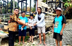 Ketua Komisi II DPRD Barito Utara Serahkan Bantuan Kepada Korban Kebakaran