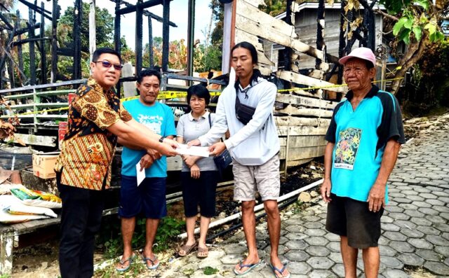 Ketua Komisi II DPRD Barito Utara Serahkan Bantuan Kepada Korban Kebakaran