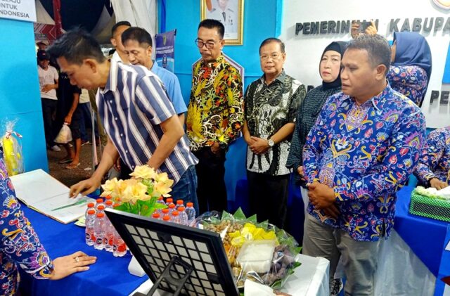 Bupati dan Wabup Barito Utara Kunjungi Stand Batara Expo 2023
