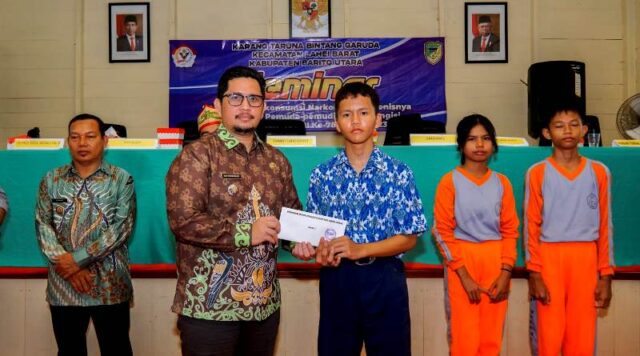 PMP Kecamatan Lahei Barat Kembali Salurkan Stimulan Pendidikan