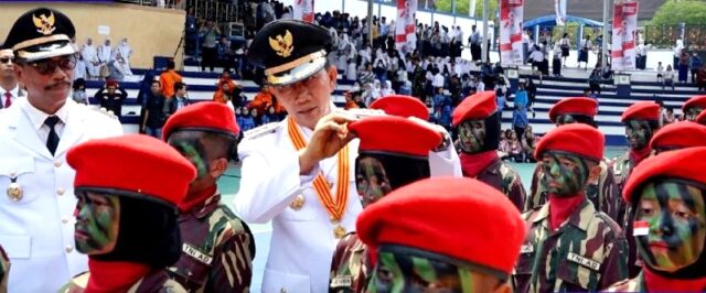 Bupati Barito Utara Pungut dan Pasangkan Kembali Baret Merah Terjatuh Dilapangan