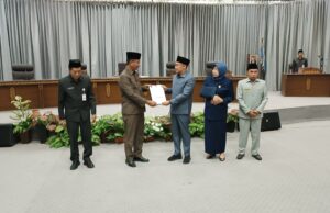 Wakil Bupati Barito Utara Serahkan Pidato Pengantar Bupati Rancangan APBD Perubahan 2023