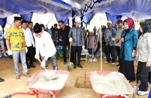Bupati Barito Utara Letakkan Batu Pertama Pembangunan Masjid Hj Siti Rukayah Desa Lemo II