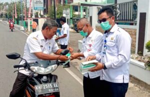 Dinas Kesehatan dan BPBD Barito Utara Bagi Masker Sambil Ingatkan Bahaya Kabut Asap