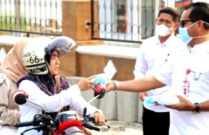 Asisten Setda Barito Utara Bagikan Masker kepada pengendara