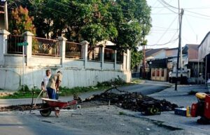 Dinas PUPR Langsung Merespon Kubangan Air di Simpang Jalan Sudirman – Teratai