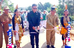 Ketua Komisi II DPRD Barut Resmikan Nama Jalan Lingkungan di SMAN 4 Muara Teweh