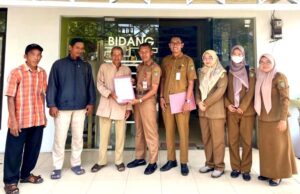 Kadis Pertanian Barito Utara Serahkan Asuransi Tanaman Padi