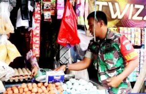 Babinsa Koramil Teweh Tengah Masuk Dapur Warga Ringankan Beban Warga