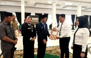 Pj Bupati Barito Utara Serahkan 64 SK PPPK Tenaga Teknis Tahap Optimalisasi