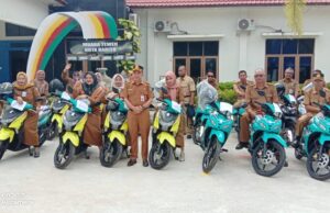 Disdik Barito Utara Serahkan 20 Unit Kendaraan Operasional Roda Dua Kepada Tenaga Kependidikan