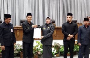 Pj Bupati Terima Penyampaian Pemandangan Umum Fraksi Terkait Dua Raperda