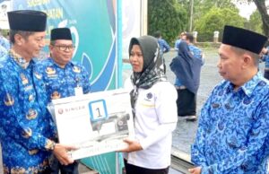 Pj Bupati Serahkan Alat Kerja Berbentuk Barang Kepada Peserta Pelatihan di Disnakertranskop UKM