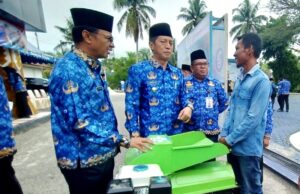 Peserta Pelatihan Bidang Koperasi, BLK dan Transmigrasi Terima Bansos dari Disnakertranskop UKM