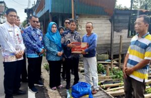 Pj Bupati dan Ketua TP PKK Serahkan Bantuan Logistik Kepada Korban Kebakaran