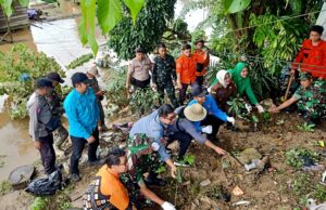 Kodim 1013 Muara Teweh Laksanakan Baksos Pembersihan Sungai dan Lingkungan