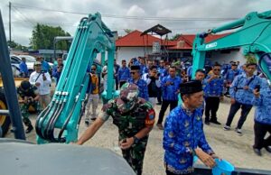 Pj Bupati, Dandim 1013 Muara Teweh dan Kadis PUPR Barito Utara Laksanakan Tampung Tawar Alat Berat