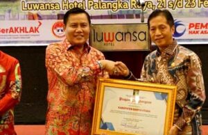 Pj Bupati Barito Utara Terima Sertifikat Merek Asosiasi Kelompok Anyaman Rotan Gunung Purei