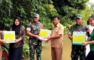 Kodim 1013 Muara Teweh Bersama BPBD Serahkan Bansos Kepada Warga di Desa Sei Rahayu I