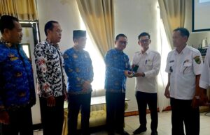 7 Desa di Barito Utara Terima Lencana Desa Mandiri