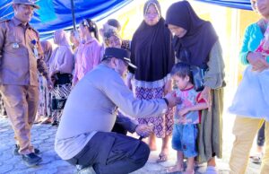 Peduli Korban Banjir, Kapolres Barito Utara Berikan Bantuan Sosial Kepada Warga Kelurahan Jambu