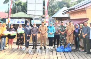 Pj Bupati Barito Utara Tinjau dan Serahkan Bantuan Banjir di Desa Bintang Ninggi I dan Montallat