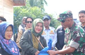 Pasandi Kodim 1013 Muara Teweh Dampingi Pj Bupati Serahkan Bantuan Terdampak Banjir