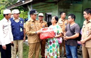 Pj Bupati Barito Utara Serahkan Bantuan Untuk Korban Kebakaran di Jingah dan Desa Ipu
