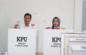Pj Bupati dan Ketua PKK Barito Utara Berikan Hak Suara Pada Pemilu 2024 di TPS 41