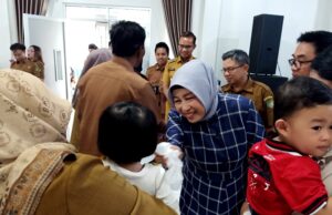 Ketua DPRD Barito Utara Teteskan Vitamin A kepada Balita