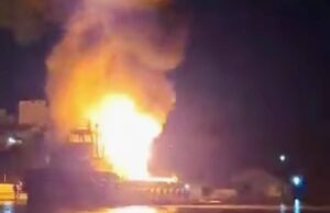Sebuah Tugboat Terbakar Di Perairan Desa Luwe Hulu