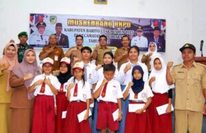 PMP Kecamatan Lahei Barat Kembali Salurkan Insentif Pendidikan kepada 9 Pelajar