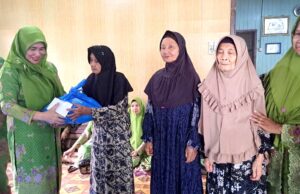 Muslimat NU Barito Utara Bagikan Sembako kepada Kaum Dhuafa dan Jompo