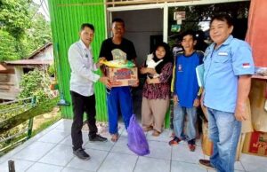 Dinsos PMD Barito Utara Serahkan Bantuan Korban Tanah Longsor