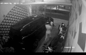 Viral !! Pencuri Helm Terekam CCTV Di Rumah Warga Komplek Permata Hijau 6