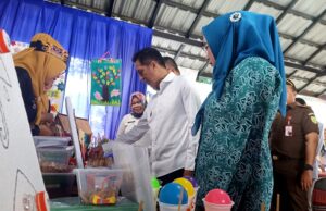 Pj Bupati Tinjau Stand Kegiatan Intervensi Serentak Pencegahan Stunting di Barito Utara