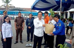 Peringati Hari Lingkungan Hidup Sedunia, DLH Barito Utara Bagikan Bibit Tanaman