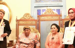 Pj Bupati dan Pj Ketua PKK Kabupaten Barito Utara Terima Gelar Ningrat Kehormatan Dari Keraton Surakarta Hadiningrat