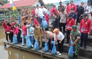 Tingkatkan Populasi Ikan, Pemkab Barito Utara Restocking Benih Ikan di DAM Trinsing