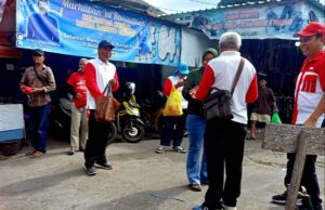 Badan KesbangPol Barito Utara Bagikan 2000 Lembar Bendera Merah Putih