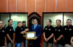 Pj Bupati Barito Utara Terima Penghargaan Sahabat Pers Dari PWI