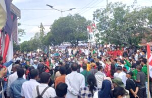 Gogo Helo Daftar ke KPU Barito Utara, Jalan dan Halaman Dipenuhi Pendukung