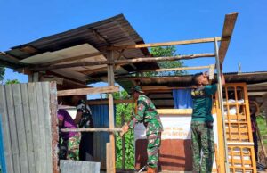 Rangkaian HUT ke 79 TNI, Babinsa dan Masyarakat Gotong- Royong Bantu Bangun RTLH