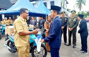 Pemkab Barito Utara Serahkan 30 Unit Kendaraan Roda Dua untuk Operasional Kepsek dan Guru