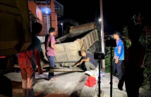 BPBD Barito Utara Bantu Evakuasi Truk Terperosok di Jalan Rajawali