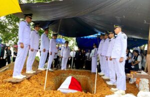 Pj Sekda Hadiri Pemakaman Wakil Bupati Barito Utara Periode 2013-2018, Drs Ompie Herby