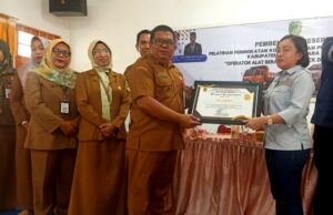 Disnakertranskop UKM Barito Utara Beri Penghargaan Kepada PT Trust Atas Dukungan Bagi UMKM
